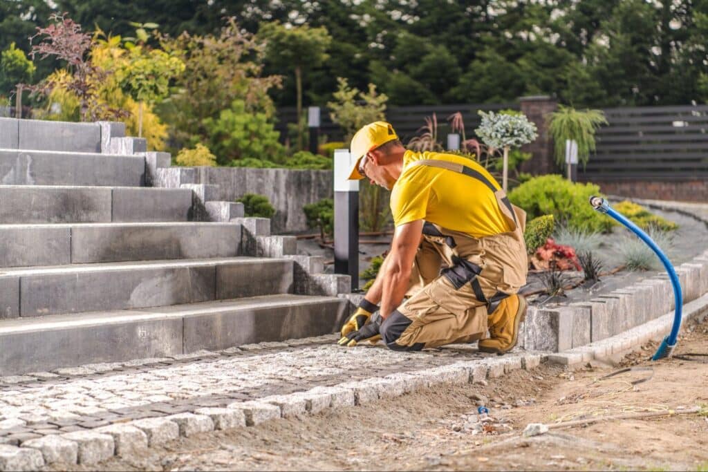 Benefits of hiring a professional landscaper for yard care